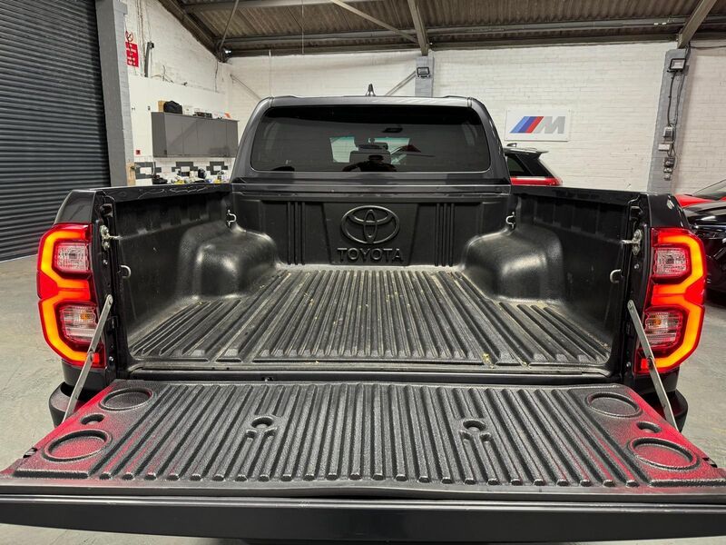 TOYOTA HILUX