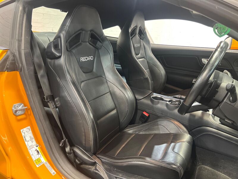FORD MUSTANG