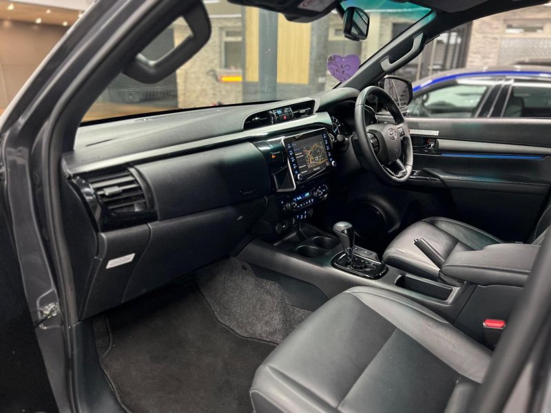 TOYOTA HILUX