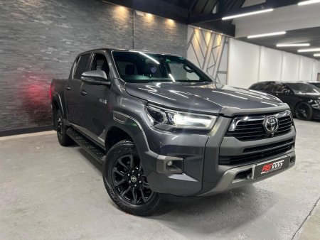 TOYOTA HILUX 2.8 D-4D Invincible X Auto 4WD Euro 6 (s/s) 4dr